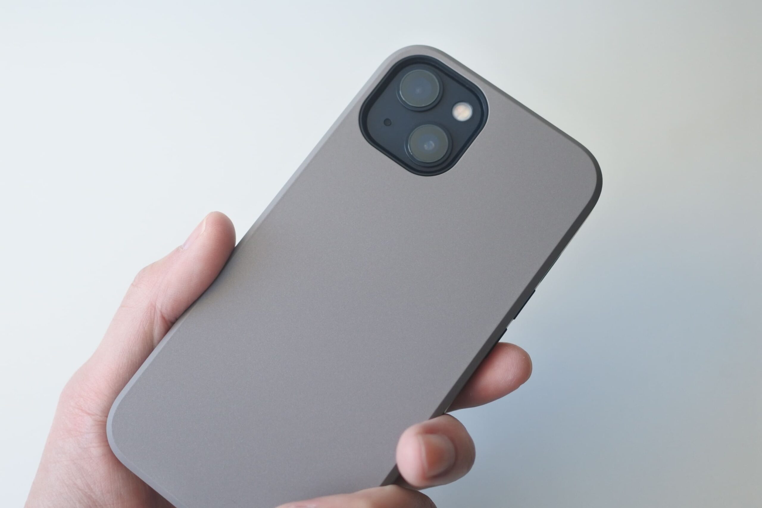 レビュー】UNiCASEのiPhone13ケース〈グレージュ〉が落ち着いた